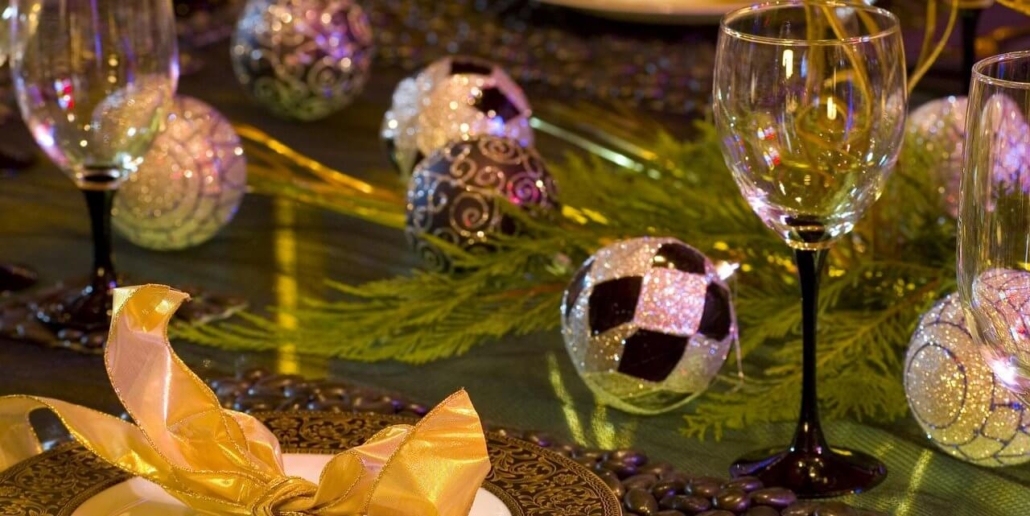 Karácsonyi asztal dekoráció gömbökkel