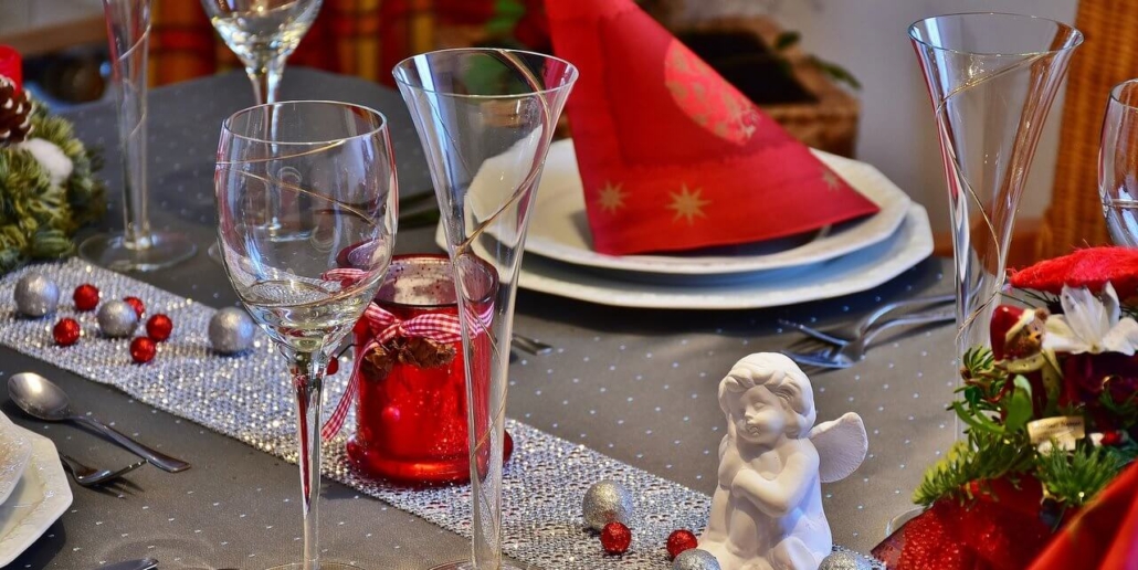 Klasszikus piros karácsonyi asztal dekoráció