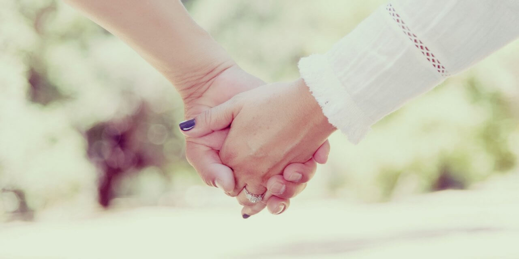 Rövid házassági idézetek - házaspár kéz a kézben